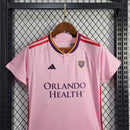 Kit Infantil Orlando City Away 2024/25 Adidas Rosa – camisa rosa com detalhes em roxo e branco e shorts combinando, uniforme infantil oficial do Orlando City, leve, respirável e confortável para crianças de 3 a 13 anos