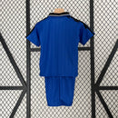 Kit Infantil Retrô Argentina Away 1994/95 Adidas – parte traseira do uniforme azul infantil com detalhes brancos, modelo retrô da Seleção Argentina."
