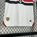 Kit Infantil São Paulo Home 2025/26 New Balance com camisa branca e faixas vermelha e preta, escudo do SPFC bordado, shorts combinando, modelo torcedor infantil, ideal para jogos, treinos e uso casual, oficial e autêntico."