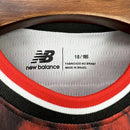 Kit Infantil São Paulo FC Third 2024/25 New Balance para pequenos torcedores, camisa manga curta e shorts oficiais, cores preta, vermelha e branca, escudo bordado do SPFC e logo New Balance, conforto e estilo para crianças de 3 a 13 anos