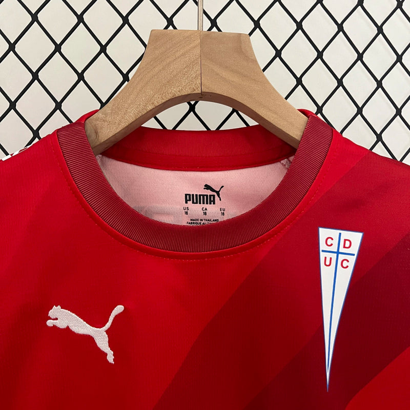 Kit Infantil Universidad Católica Away 2024/25 Puma – camisa vermelha com detalhes em branco e shorts combinando, uniforme infantil oficial da Universidad Católica, leve, respirável e confortável para crianças de 3 a 13 anos."