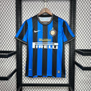 "Camisa Inter de Milão Home I 2009/2010 Nike Retrô Masculina azul e preta com escudo bordado e listras clássicas"