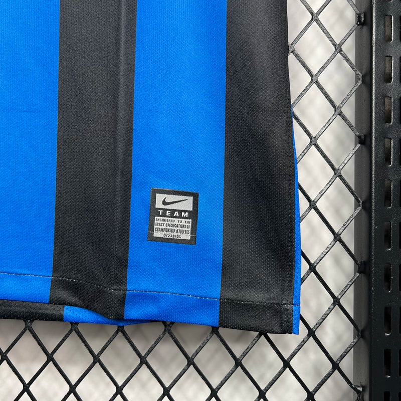 "Camisa Inter de Milão Home I 2009/2010 Nike Retrô Masculina azul e preta com escudo bordado e listras clássicas"