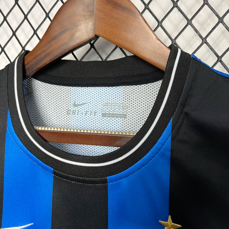 "Camisa Inter de Milão Home I 2009/2010 Nike Retrô Masculina azul e preta com escudo bordado e listras clássicas"