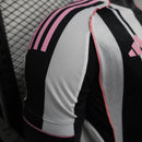 Camisa-juventus-jogador-2025-2026-home-adidas-masculina-masculino-listrada-preta-preto-e-branco-branca-detalhes-rosa-compre-ja-presente-serie-a-campeonato-italiano