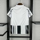 camisa-juventus-2025-2026-adidas-masculina-modelo-torcedor-listrada-em-preto-preta-masculino-preto-e-branco-branca-detalhes-em-rosa-nas-mangas-e-ombros-gola-careca-