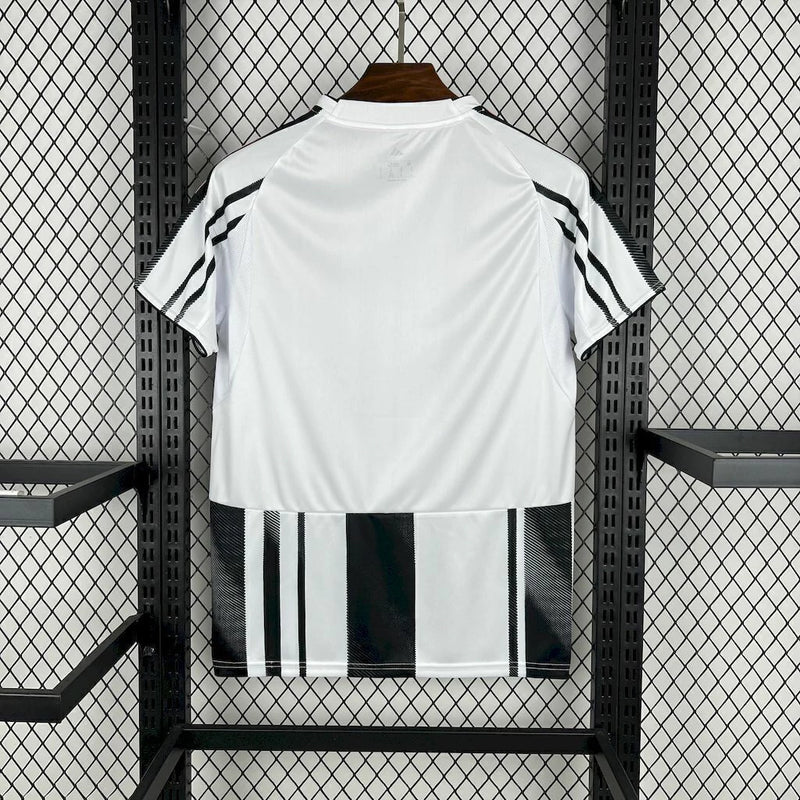camisa-juventus-2025-2026-adidas-masculina-modelo-torcedor-listrada-em-preto-preta-masculino-preto-e-branco-branca-detalhes-em-rosa-nas-mangas-e-ombros-gola-careca-