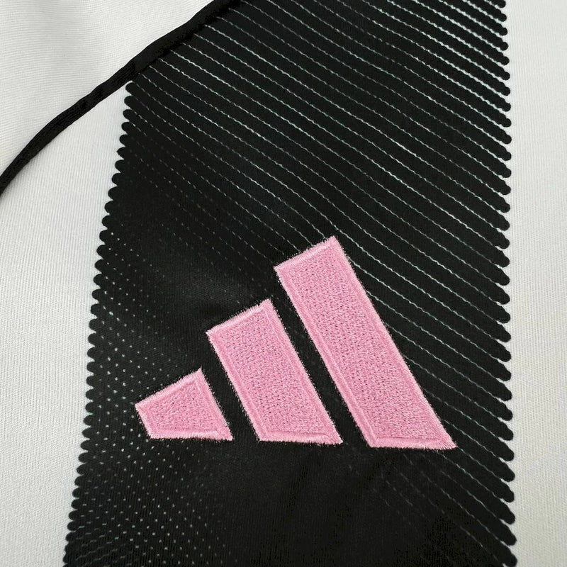 camisa-juventus-2025-2026-adidas-masculina-modelo-torcedor-listrada-em-preto-preta-masculino-preto-e-branco-branca-detalhes-em-rosa-nas-mangas-e-ombros-gola-careca-