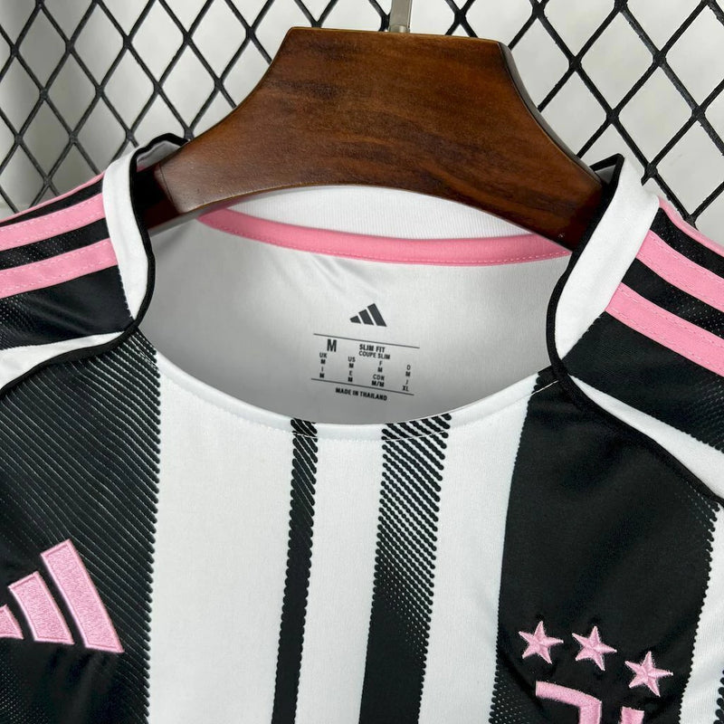 camisa-juventus-2025-2026-adidas-masculina-modelo-torcedor-listrada-em-preto-preta-masculino-preto-e-branco-branca-detalhes-em-rosa-nas-mangas-e-ombros-gola-careca-