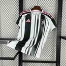 camisa-juventus-2025-2026-adidas-masculina-modelo-torcedor-listrada-em-preto-preta-masculino-preto-e-branco-branca-detalhes-em-rosa-nas-mangas-e-ombros-gola-careca-