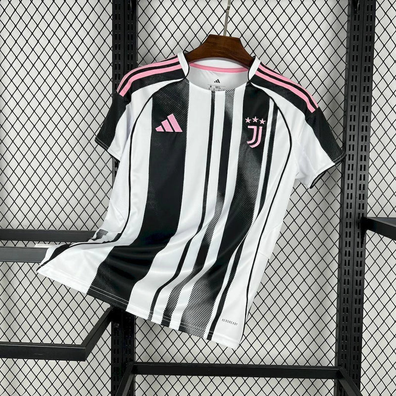 camisa-juventus-2025-2026-adidas-masculina-modelo-torcedor-listrada-em-preto-preta-masculino-preto-e-branco-branca-detalhes-em-rosa-nas-mangas-e-ombros-gola-careca-