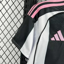 camisa-juventus-2025-2026-adidas-masculina-modelo-torcedor-listrada-em-preto-preta-masculino-preto-e-branco-branca-detalhes-em-rosa-nas-mangas-e-ombros-gola-careca-