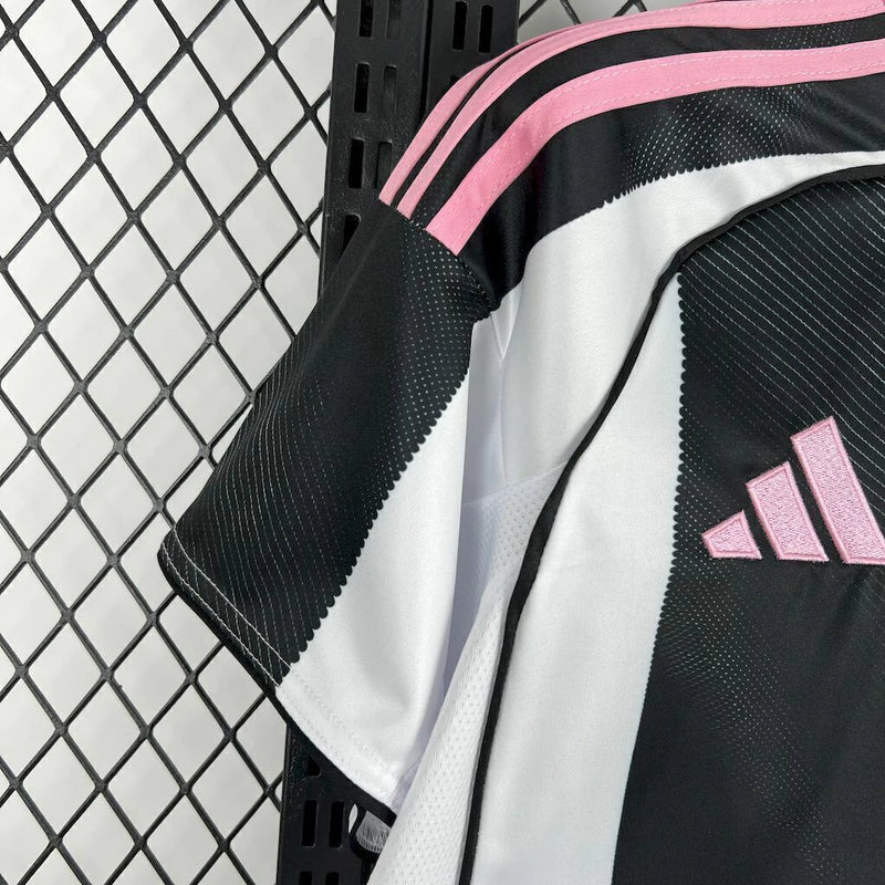 camisa-juventus-2025-2026-adidas-masculina-modelo-torcedor-listrada-em-preto-preta-masculino-preto-e-branco-branca-detalhes-em-rosa-nas-mangas-e-ombros-gola-careca-