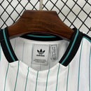 Camisa Liverpool Viagem 2025/26 Adidas Torcedor Masculina branca, uniforme reserva, camiseta futebol Liverpool 2025/26, modelo torcedor