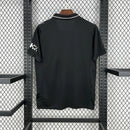 Camisa Manchester City IV 2025/26 Puma Torcedor Masculino preta com detalhes em azul, escudo do clube no peito e logo Puma bordado. Modelo da temporada, ideal para torcedores apaixonados.