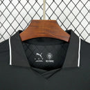 Camisa Manchester City IV 2025/26 Puma Torcedor Masculino preta com detalhes em azul, escudo do clube no peito e logo Puma bordado. Modelo da temporada, ideal para torcedores apaixonados.