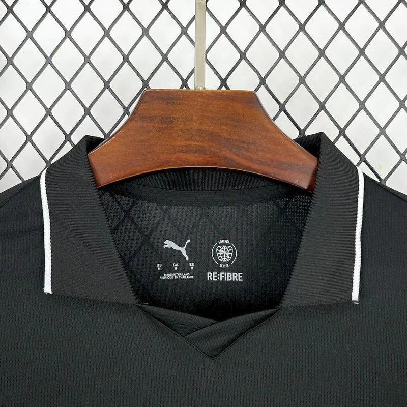Camisa Manchester City IV 2025/26 Puma Torcedor Masculino preta com detalhes em azul, escudo do clube no peito e logo Puma bordado. Modelo da temporada, ideal para torcedores apaixonados.