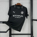 Camisa Manchester City IV 2025/26 Puma Torcedor Masculino preta com detalhes em azul, escudo do clube no peito e logo Puma bordado. Modelo da temporada, ideal para torcedores apaixonados.