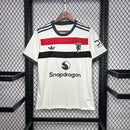 Camisa Manchester United Away II 2024/25 Adidas Torcedor Masculina vermelha e preta com escudo bordado e gola careca