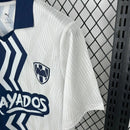 Camisa Monterrey Streetwear 2025/26 Puma Torcedor Masculina branca e azul com escudo do Monterrey e logo Puma.