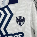 Camisa Monterrey Streetwear 2025/26 Puma Torcedor Masculina branca e azul com escudo do Monterrey e logo Puma.