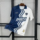 Camisa Monterrey Streetwear 2025/26 Puma Torcedor Masculina branca e azul com escudo do Monterrey e logo Puma.