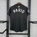 Camisa PSG Viagem US "Mundial de Clubes" 2025/26 Nike Torcedor Masculina preta com detalhes azuis e vermelhos, escudo do PSG e logo Nike.