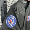 Camisa PSG Viagem US "Mundial de Clubes" 2025/26 Nike Torcedor Masculina preta com detalhes azuis e vermelhos, escudo do PSG e logo Nike.