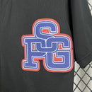 Camisa PSG Viagem US "Mundial de Clubes" 2025/26 Nike Torcedor Masculina preta com detalhes azuis e vermelhos, escudo do PSG e logo Nike.