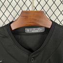 Camisa PSG Viagem US "Mundial de Clubes" 2025/26 Nike Torcedor Masculina preta com detalhes azuis e vermelhos, escudo do PSG e logo Nike.