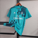 Camisa Real Madrid Retrô Masculina 2017/18 Adidas Home Verde, uniforme clássico de futebol, logo bordado do Real Madrid, design retrô exclusivo, ideal para torcedores e colecionadores."