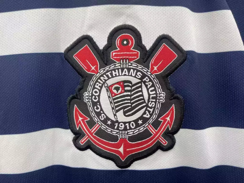 Camisa Retrô Corinthians III 2014 2015 Azul e branca com escudo bordado e gola polo, inspirada na terceira camisa histórica do timão escudo 