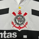 Camisa retrô Corinthians Suvinil 1990 Penalty masculina, cor branca com listras pretas horizontais e verticais, escudo bordado no peito e gola polo com detalhes da marca Penalty.