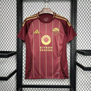 "Camisa Roma Home I 2024/25 Adidas Torcedor Masculina vermelha e amarela com escudo bordado e logo Adidas"