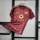 "Camisa Roma Home I 2024/25 Adidas Torcedor Masculina vermelha e amarela com escudo bordado e logo Adidas"