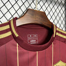 "Camisa Roma Home I 2024/25 Adidas Torcedor Masculina vermelha e amarela com escudo bordado e logo Adidas"