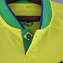 "Camisa Brasil Home I 2022/23 Nike Torcedor Masculina amarela com escudo bordado e detalhes em verde