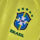 "Camisa Brasil Home I 2022/23 Nike Torcedor Masculina amarela com escudo bordado e detalhes em verde
