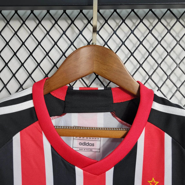 "Kit Infantil São Paulo Away (2) 2023/24 Adidas – uniforme reserva oficial infantil com camisa e short, nas cores tradicionais do Tricolor Paulista, ideal para jovens torcedores do SPFC.