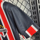 Kit Infantil São Paulo FC Away 2024/25 New Balance com camisa branca, detalhes em vermelho e preto, escudo bordado do SPFC, shorts combinando, uniforme oficial para crianças de 3 a 13 anos, torcedor infantil, conforto e mobilidade, peça licenciada"