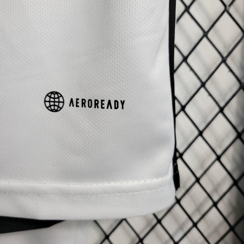 Kit Infantil São Paulo Home 2023/24 Adidas – Camisa branca com faixas vermelha e preta, short incluso, uniforme oficial infantil do SPFC com tecnologia AEROREADY."
