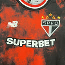 Kit Infantil São Paulo FC Third 2024/25 New Balance para pequenos torcedores, camisa manga curta e shorts oficiais, cores preta, vermelha e branca, escudo bordado do SPFC e logo New Balance, conforto e estilo para crianças de 3 a 13 anos