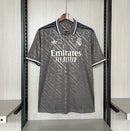 Camisa Real Madrid Third III 2024/25 Adidas Torcedor Masculina cinza com escudo bordado, logo Adidas e design moderno ideal para torcedores e colecionadores"