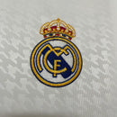 Camisa Real Madrid Home I 2024/25 Adidas Torcedor Masculina branca com patch, escudo bordado, tecido respirável AEROREADY, uniforme moderno para jogos, torcedores e colecionadores."