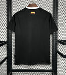 Camisa Real Madrid Goleiro 2024/25 Adidas masculina preta, design moderno e elegante, tecido respirável AEROREADY, ideal para treinos, jogos e torcedores do Real Madrid."