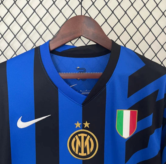 Camisa Inter de Milão Home I 2024/25 Nike Torcedor Masculina nas cores preta e azul, uniforme leve e respirável com tecnologia Dri-FIT, ideal para jogos, treinos e torcedores Nerazzurri."