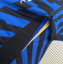 Camisa Inter de Milão Home I 2024/25 Nike Torcedor Masculina nas cores preta e azul, uniforme leve e respirável com tecnologia Dri-FIT, ideal para jogos, treinos e torcedores Nerazzurri."