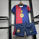 Kit Infantil Barcelona Home (1) 2024/25 Nike – uniforme azul e grená com camisa e short, tecido leve e respirável com tecnologia Dri-FIT, ideal para crianças de 3 a 13 anos torcerem e jogarem com conforto."
