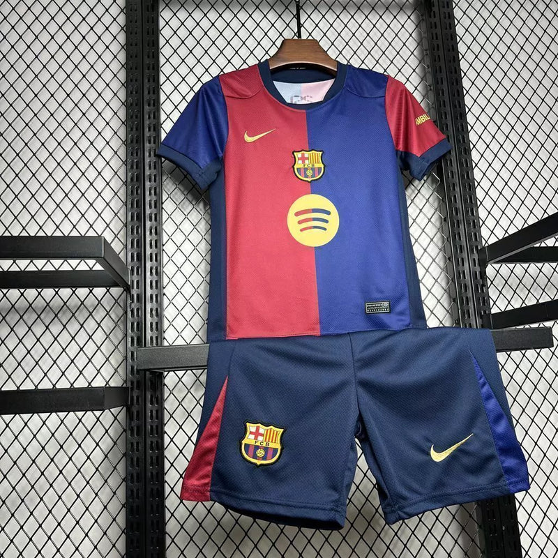 Kit Infantil Barcelona Home (1) 2024/25 Nike – uniforme azul e grená com camisa e short, tecido leve e respirável com tecnologia Dri-FIT, ideal para crianças de 3 a 13 anos torcerem e jogarem com conforto."
