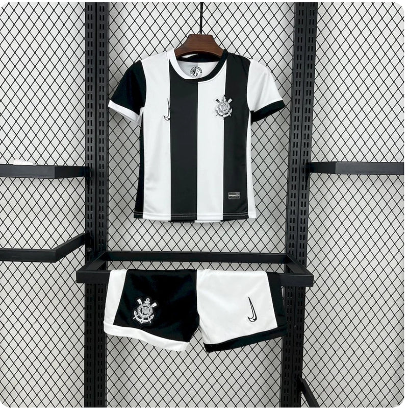 Conjunto infantil Corinthians third III 2024/25 Nike na cor preta-preto com detalhes brancos-branca composto por camisa e short com escudo do clube e tecnologia Dri-FIT